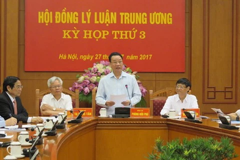 Phó Chủ tịch Thường trực Hội đồng Lý luận Trung ương Phùng Hữu Phú phát biểu tại kỳ họp. (Nguồn: dangcongsan.vn)