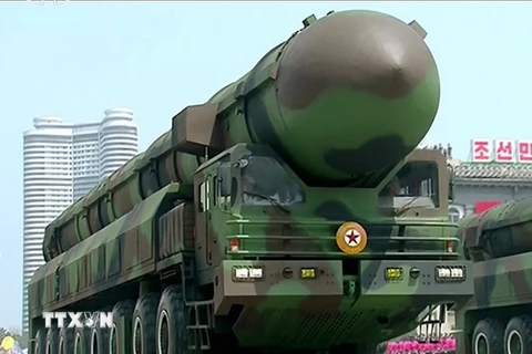 Tên lửa được cho là tên lửa đạn đạo liên lục địa (ICBM) trong lễ duyệt binh ở Bình Nhưỡng, Triều Tiên ngày 16/4. (Nguồn: Yonhap/TTXVN)