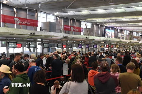 Hành khách xếp hàng chờ đợi kiểm tra an ninh tại sân bay Sydney, Australia. (Nguồn: EPA/TTXVN)