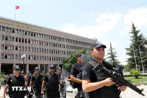 Cảnh sát chống bạo động gác tại Ankara. (Nguồn: AFP/TTXVN)