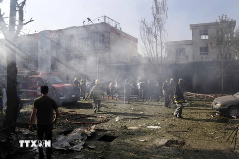 Lực lượng an ninh Afghanistan điều tra tại hiện trường vụ nổ bom ở phía tây Kabul. (Nguồn: EPA/TTXVN)