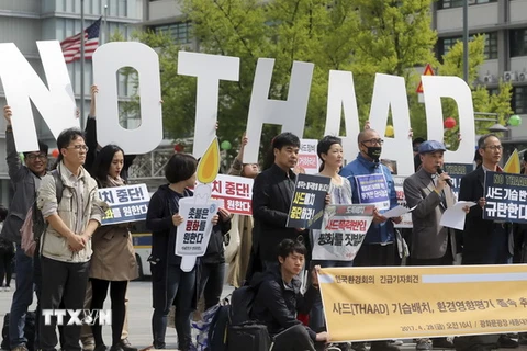 Các nhà hoạt động môi trường Hàn Quốc biểu tình tại thủ đô Seoul phản đối việc triển khai THAAD. (Nguồn: EPA/Yonhap/TTXVN)