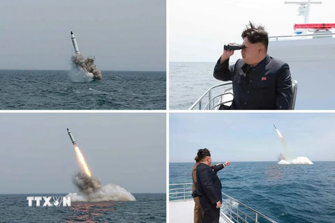 Nhà lãnh đạo Triều Tiên Kim Jong-un quan sát một vụ thử tên lửa đạn đạo từ tàu ngầm ở gần Sinpo, vùng bờ biển phía đông bắc Triều Tiên. (Nguồn: EPA/TTXVN)