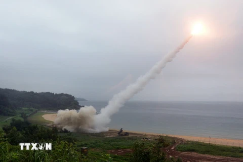 Tên lửa ATacMS của Mỹ được phóng tại một địa điểm bí mật ở bờ biển phía Đông Hàn Quốc. (Nguồn: EPA/TTXVN)