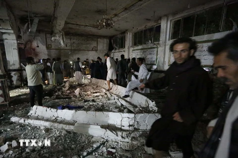 Hiện trường đổ nát sau vụ tấn công nhà thờ Hồi giáo ở Herat. (Nguồn: THX/TTXVN)