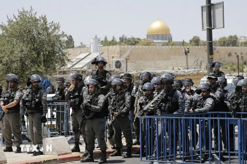 Cảnh sát Israel gác tại thành cổ Jerusalem. (Nguồn: EPA/TTXVN)