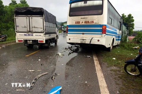 Hiện trường vụ tai nạn giao thông tại thành phố Cẩm Phả. (Ảnh: Nguyễn Hoàng/TTXVN)