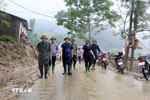 Phó Thủ tướng Trịnh Định Dũng chỉ đạo công tác khắc phục hậu quả tại khu vực thị trấn Mù Cang Chải, tỉnh Yên Bái. (Ảnh: Tuấn Anh/TTXVN)