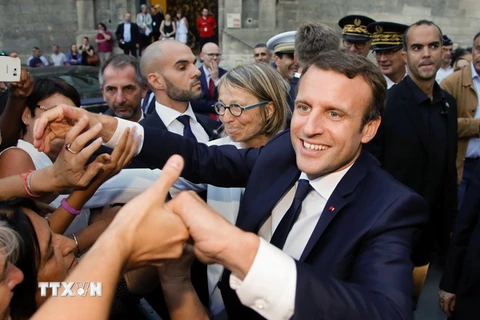 Tổng thống Pháp Emmanuel Macron (phải) tại Arles, Pháp. (Nguồn: AFP/TTXVN)