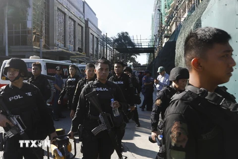 Cảnh sát Philippines làm nhiệm vụ tại khu nghỉ dưỡng Resorts World Manila. (Nguồn: EPA/TTXVN)