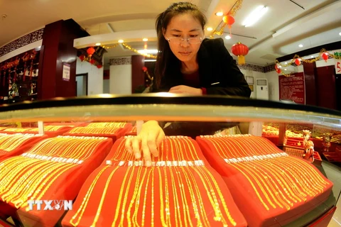 Trang sức bằng vàng được bày bán tại một cửa hàng ở tỉnh Sơn Đông, Trung Quốc. (Nguồn: AFP/TTXVN)