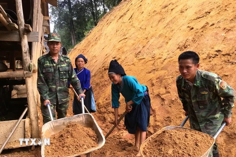 Cán bộ, chiến sỹ Biên phòng Hà Giang giúp nhân dân khắc phục sạt lở do mưa lũ. (Nguồn: TTXVN)