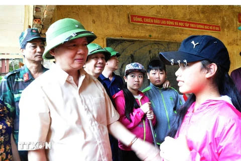 Bộ trưởng Bộ Tài nguyên và Môi trường Trần Hồng Hà thăm hỏi, động viên học sinh vùng lũ tại huyện Mù Cang Chải. (Ảnh: Đinh Hữu Dư/TTXVN)