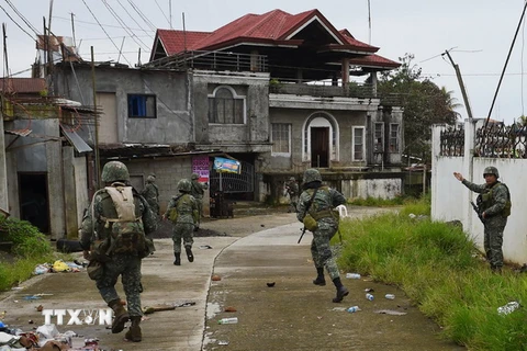 Binh sỹ quân đội Chính phủ Philippines tuần tra tại Marawi. (Nguồn: AFP/TTXVN)