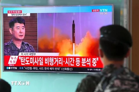 Một vụ phóng tên lửa của Triều Tiên được phát trên truyền hình tại một nhà ga ở Seoul, Hàn Quốc. (Nguồn: AFP/TTXVN)