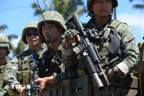 Binh sỹ Philippines trên đường tới Marawi trong chiến dịch chống IS. (Nguồn: AFP/TTXVN)