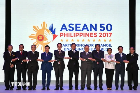 Bộ trưởng Ngoại giao Phạm Bình Minh (thứ tư, trái) và các Ngoại trưởng ASEAN tại Diễn đàn ARF ở Manila (Philippines). (Nguồn: AFP/TTXVN)