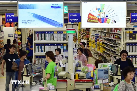 Khách hàng mua sắm tại một cửa hàng bán lẻ ở Seoul. (Nguồn: AFP/TTXVN)