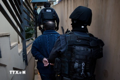 Cảnh sát liên bang Australia bắt giữ một đối tượng bị cáo buộc buôn bán ma túy tại Sydney. (Nguồn: EPA/TTXVN)