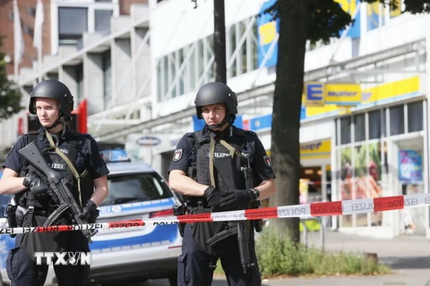 Cảnh sát Đức phong tỏa hiện trường một vụ tấn công. (Nguồn: AFP/TTXVN)