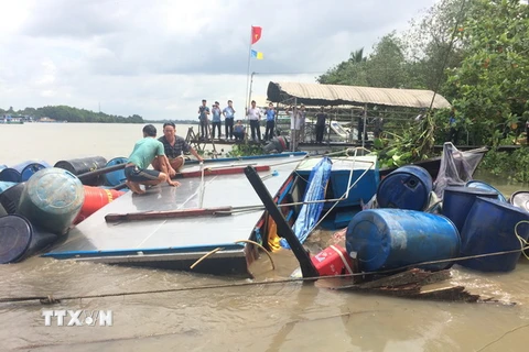 Trục vớt tàu cát bị nạn. (Ảnh: Nguyễn Văn Việt/TTXVN)