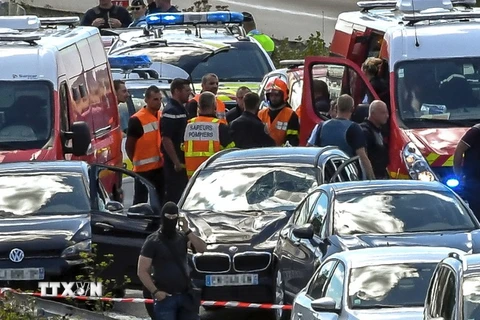 Cảnh sát phong tỏa chiếc xe ô tô BMW bị hư hỏng sau khi cảnh sát bắt giữ nghi phạm trên đường cao tốc A16, gần Marquise. (Nguồn: AFP/TTXVN)