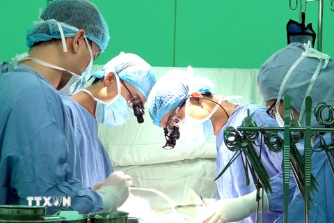 Các bác sỹ Bệnh viện Đại học Y Dược Thành phố Hồ Chí Minh phẫu thuật cho bệnh nhân. (Ảnh: Phương Vy/TTXVN)