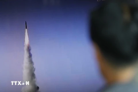 Một vụ thử tên lửa đạn đạo tầm trung của Triều Tiên được phát trên truyền hình ở Seoul. (Nguồn: EPA/TTXVN)