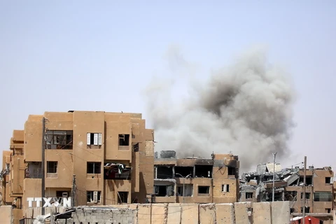 Khói bốc lên sau các cuộc giao tranh tại Raqqa, tỉnh Homs, Syria. (Nguồn: AFP/TTXVN)