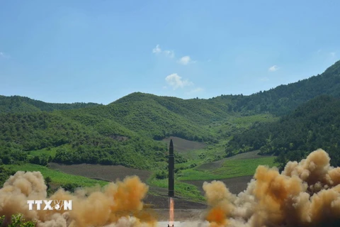 Tên lửa đạn đạo liên lục địa Hwasong-14 được phóng thử tại một địa điểm bí mật ở Triều Tiên. (Nguồn: EPA/TTXVN)