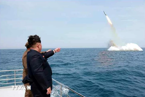 Nhà lãnh đạo Triều Tiên Kim Jong-un thị sát một vụ phóng thử tên lửa từ tàu ngầm ở gần Sinpo thuộc vùng biển phía Đông Bắc Triều Tiên. (Nguồn: EPA/TTXVN)