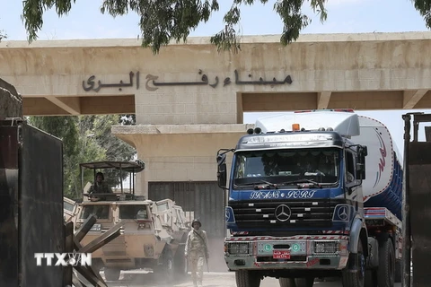Lực lượng an ninh Ai Cập gác tại cửa khẩu Rafah. (Nguồn: AFP/TTXVN)