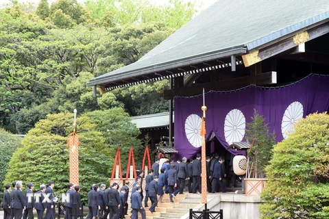 Các chính khách Nhật Bản thăm đền Yasukuni. (Nguồn: THX/TTXVN)