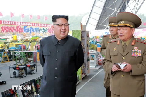 Nhà lãnh đạo Triều Tiên Kim Jong-Un (ảnh, trái) thăm triển lãm các thiết bị khoa học và kỹ thuật do Quân đội Nhân dân Triều Tiên sáng chế. (Nguồn: YONHAP/TTXVN)