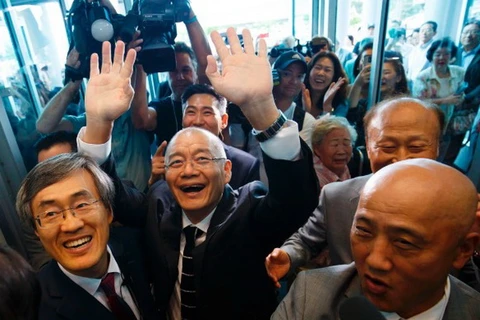 Mục sư Lim Hyeon-soo (giơ tay) được trả tự do sau hơn hai năm bị giam giữ ở Triều Tiên. (Nguồn: CNN)
