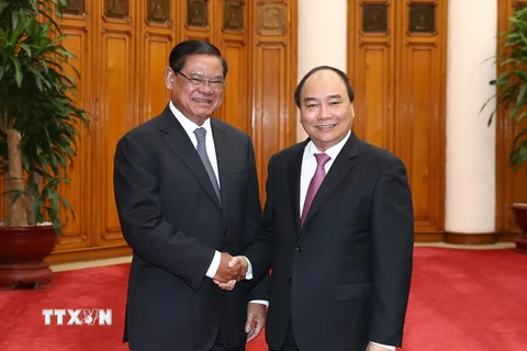 Thủ tướng Nguyễn Xuân Phúc tiếp Phó Thủ tướng, Bộ trưởng Bộ Nội vụ Campuchia Samdech Krolahom Sar Kheng. (Ảnh: Thống Nhất/TTXVN)