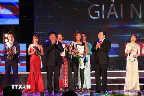 Phó Thủ tướng Trịnh Đình Dũng và Tổng Giám đốc Đài Tiếng nói Việt Nam Nguyễn Thế Kỷ trao giải nhất cho ca sỹ Philippines Darlin Joy Baje. (Ảnh: Trọng Đạt/TTXVN)