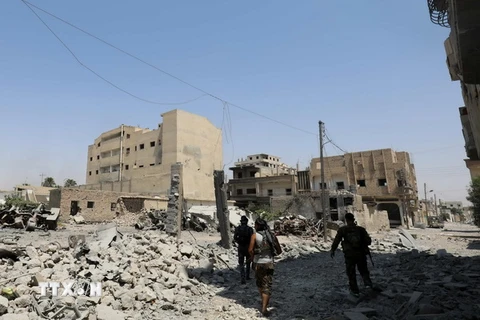 Cảnh đổ nát sau các vụ không kích ở Raqa. (Nguồn: AFP/TTXVN)