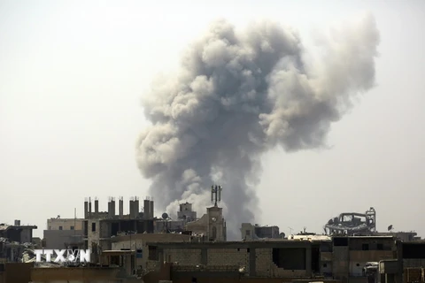 Khói bốc lên sau các vụ không kích ở Raqa. (Nguồn: AFP/TTXVN)