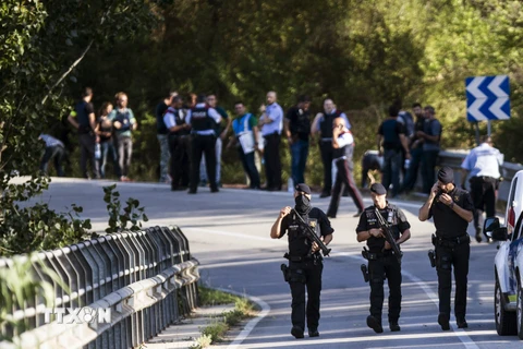 Cảnh sát Tây Ban Nha phong tỏa hiện trường nghi phạm Younes Abouyaaqoub bị bắn hạ tại Subirat. (Nguồn: EPA/TTXVN)
