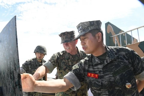 Trung tướng Jun Jin-goo và Trung tướng Lawrence D. Nicholson kiểm tra các đồn biên phòng trên hai hòn đảo Maldo và Udo. (Nguồn: Yonhap)