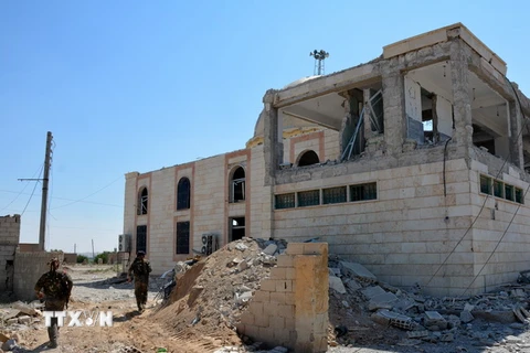 Các tay súng của YPG tuần tra tại thành phố Raqqa, Syria. (Nguồn: EPA/TTXVN)