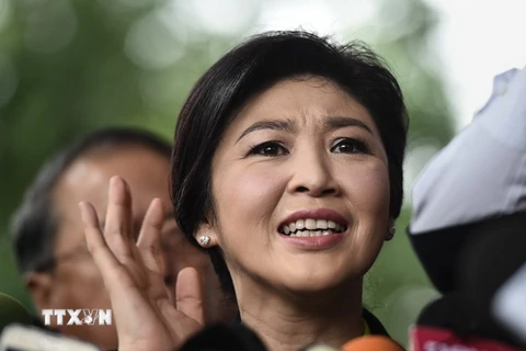 Cựu Thủ tướng Thái Lan Yingluck Shinawatra trả lời báo giới khi tới phiên tòa ở Bangkok ngày 5/8. (Nguồn: AFP/TTXVN)