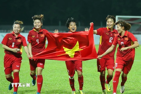 Các nữ cầu thủ Việt Nam vui mừng với tấm huy chương Vàng giành được tại SEA Games 29. (Ảnh: Quốc Khánh/TTXVN)