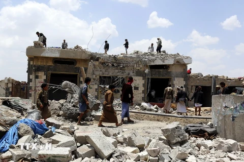 Cảnh đổ nát sau vụ không kích của liên quân ở Sanaa, Yemen ngày 23/8. (Nguồn: EPA/TTXVN)