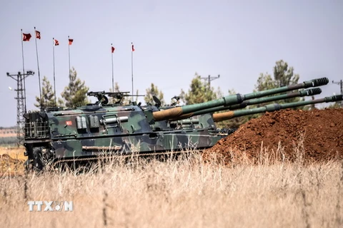 Xe tăng của quân đội Thổ Nhĩ Kỳ tại thị trấn Karkamis, khu vực biên giới Thổ Nhĩ Kỳ-Syria. (Nguồn: AFP/TTXVN)