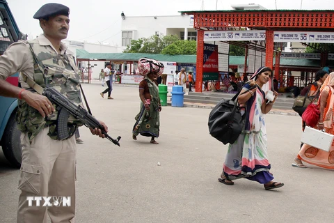 Binh sỹ Ấn Độ tăng cường kiểm tra an ninh tại Jammu. (Nguồn: EPA/TTXVN)
