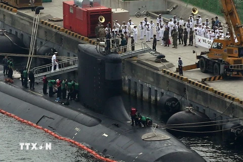 Tàu ngầm chạy bằng năng lượng hạt nhân mang tên USS Mississipi của Mỹ cập cảng Busan của Hàn Quốc. (Nguồn: EPA/TTXVN)