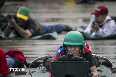 Binh sỹ và dân quân Venezuela tham gia cuộc diễn tập quân sự ở Caracas. (Nguồn: EPA/TTXVN)