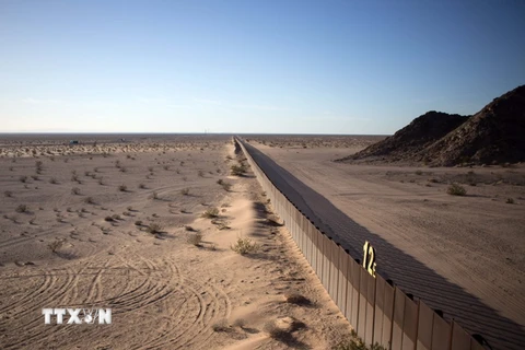 Hàng rào biên giới Mỹ-Mexico ở San Luis Rio Colorado, bang Sonora (Mỹ). (Nguồn: AFP/TTXVN)